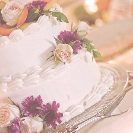 Cake with fresh flowers